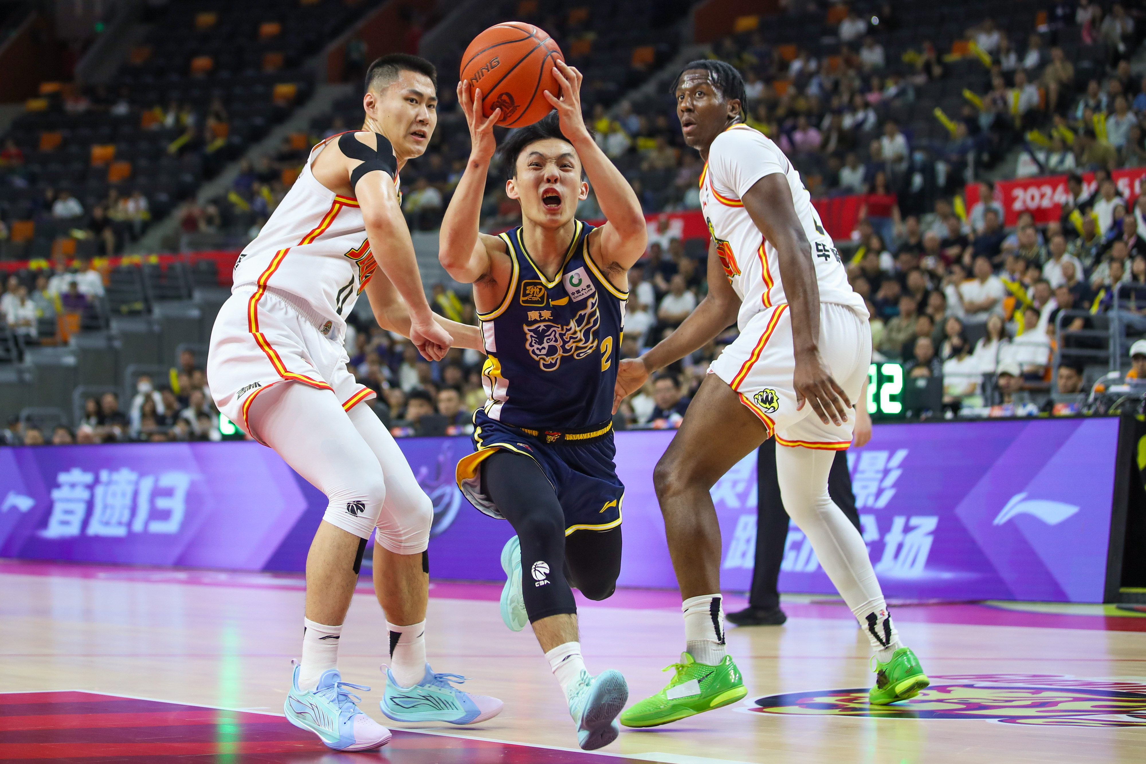 广东队力克深圳队,东契奇点燃赛场 广东队力克深圳队,东契奇点燃赛场