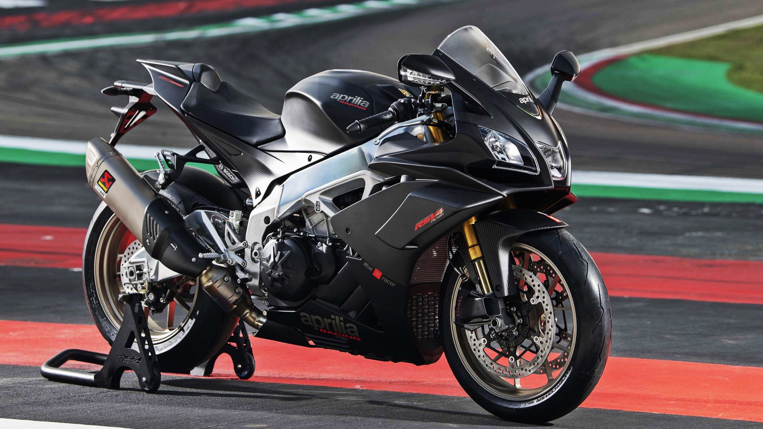 魔法与秩序的对决，当卡马文加的魔法笔触，绘于莱比锡红牛的工业画布